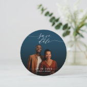 Chic Script Wedding Save the Date Foto Einladung (Stehend Vorderseite)
