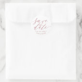 Chic Script Wedding Save the Date Runder Aufkleber (Tasche)