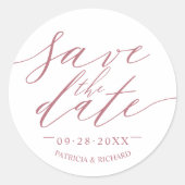 Chic Script Wedding Save the Date Runder Aufkleber (Vorderseite)