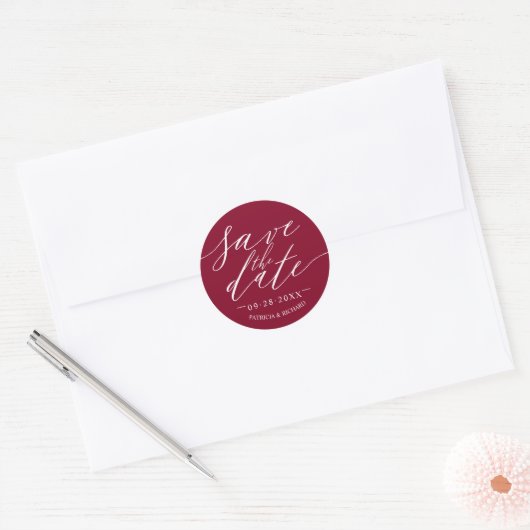 Chic Script Wedding Save the Date Runder Aufkleber (Umschlag)
