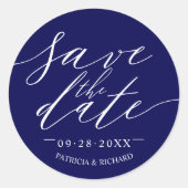 Chic Script Wedding Save the Date Runder Aufkleber (Vorderseite)
