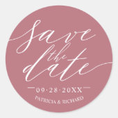 Chic Script Wedding Save the Date Runder Aufkleber (Vorderseite)