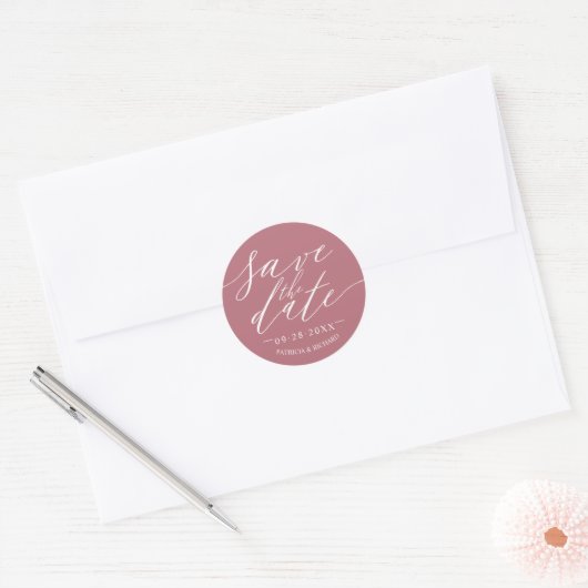 Chic Script Wedding Save the Date Runder Aufkleber (Umschlag)