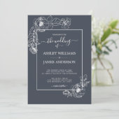 Chic Script White Floral Kontur Dark Blue Wedding Einladung (Stehend Vorderseite)