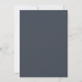Chic Script White Floral Kontur Dark Blue Wedding Einladung (Rückseite)