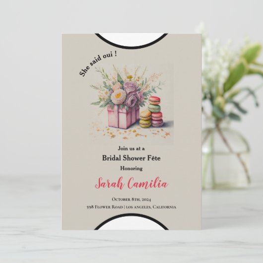 Chic She sagte Oui Macaron Französisch-Brautparty Einladung (Stehend Vorderseite)