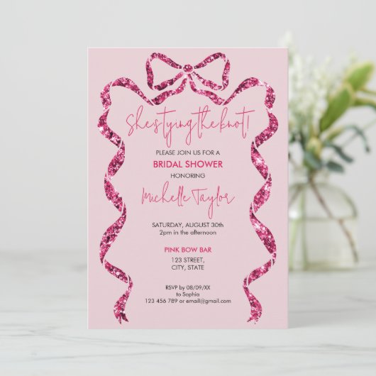 Chic She zähmt das Brautparty des Knot-Pink-Bows Einladung (Stehend Vorderseite)