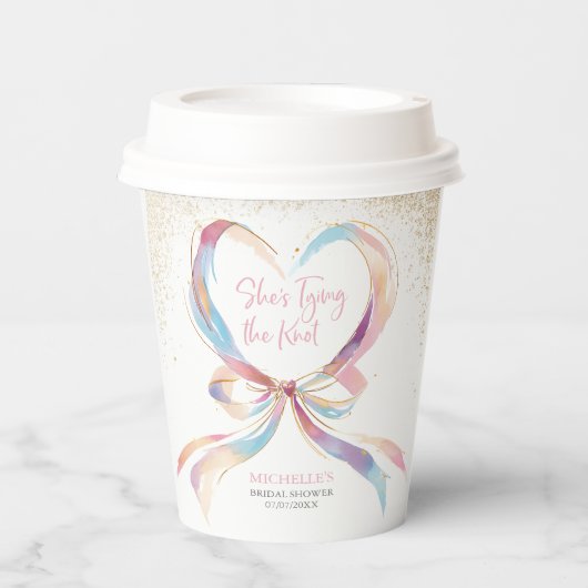 Chic She zähmt das knotenrosa Brautparty Pappbecher (Vorderseite)