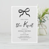Chic She's The Knot Black Bow Brautparty Einladung (Stehend Vorderseite)