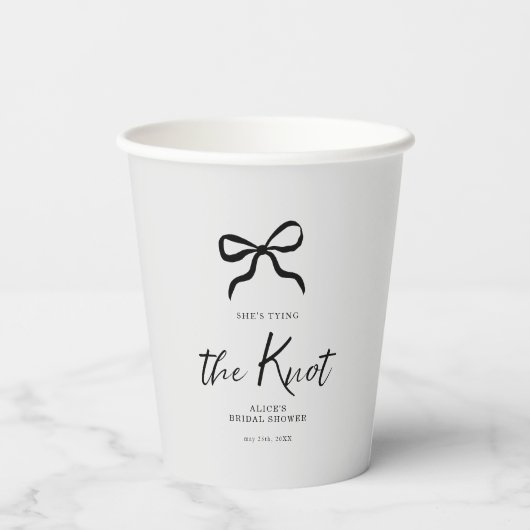 Chic She's The Knot Black Bow Brautparty Pappbecher (Rückseite)