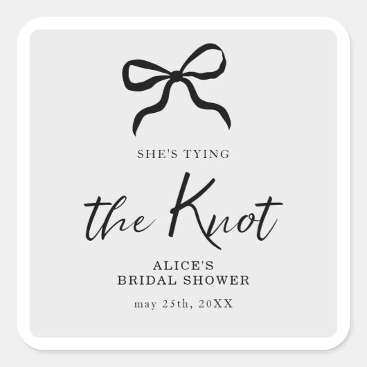 Chic She's The Knot Black Bow Brautparty Quadratischer Aufkleber (Vorderseite)
