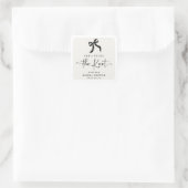 Chic She's The Knot Black Bow Brautparty Quadratischer Aufkleber (Tasche)