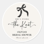 Chic She's The Knot Black Bow Brautparty Runder Aufkleber (Vorderseite)