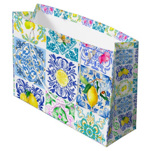 Chic Sicilian azulejo Amalfi Mediterrane Fliesen Große Geschenktüte (Rückseite Schrägansicht)