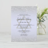 Chic silber Glitzer Drehbuch Lavender Bat Mitzvah Einladung (Stehend Vorderseite)