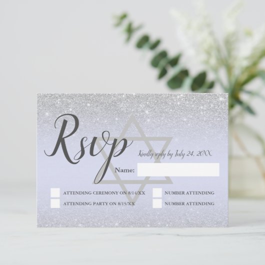 Chic silber Glitzer Drehbuch Lavender Bat Mitzvah RSVP Karte (Stehend Vorderseite)