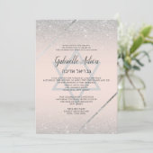 Chic silber Glitzer Drehbuch rot pink Bat Mitzvah Einladung (Stehend Vorderseite)