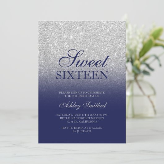 Chic silber Glitzer Marineblau elegante Sweet 16 Einladung (Stehend Vorderseite)