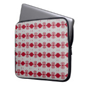 Chic Silver & Burgundy Red Geometric Shape Laptopschutzhülle (Vorderseite Links)