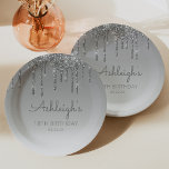 Chic Silver Glitzer Tropfen 18. Geburtstagsparty Pappteller<br><div class="desc">Diese schicken,  eleganten 18. Geburtstagsparty-Teller mit einem funkelnd silbernen Imitat Glitzer Tropfen Rand und silberfarbenen Hintergrund. Personalisieren Sie sie mit dem Ehrengast in Grauhandschrift,  mit ihrem Geburtstag und Datum unten in Sans Serif Schriftart.</div>