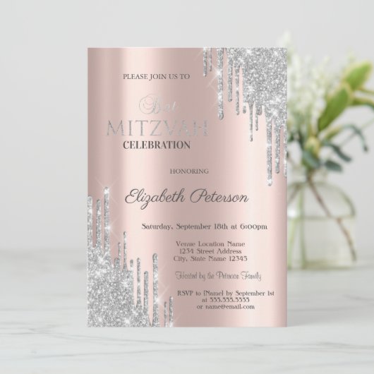 Chic Silver Glitzer Tropfen Rose Gold Bat Mitzvah Einladung (Stehend Vorderseite)