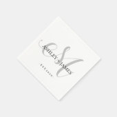 Chic Silver M Monogram Script Name Wedding Date Serviette (Ecke)