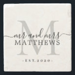 Chic Silver Monogram Script Name Wedding Date Steinuntersetzer<br><div class="desc">Chic, modern schwarz mit Monogramm Stein Untersetzer mit dem Text mr und mrs und Ihr verheirateter Name und Jahr in schwarz elegante handgeschriebene Skriptkalligrafie mit einem silbergrauen Monogramm etabliert. Fügen Sie einfach Ihren Namen, das Monogramm und das Jahr, das unten festgelegt ist, hinzu. Stilvolles Design und perfektes Luxusgeschenk für das...</div>