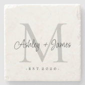 Chic Silver Monogram Script-Namen Hochzeitdatum Steinuntersetzer (Vorderseite)