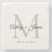 Chic Silver Monogram Script-Namen Hochzeitdatum Steinuntersetzer (Vorderseite)