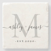 Chic Silver Monogram Script-Namen Hochzeitdatum Steinuntersetzer (Vorderseite)