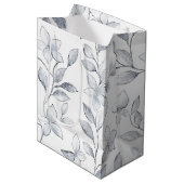 Chic Silver White Floral Wedding Mittlere Geschenktüte (Vorderseite Schrägansicht)