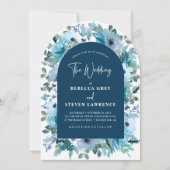 Chic Spring staubige blaue Blumen Hochzeitsbogen Einladung (Vorderseite)