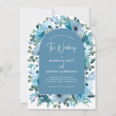 Chic Spring White Dusty Blue Blumen Hochzeitsbogen Einladung (Vorderseite)