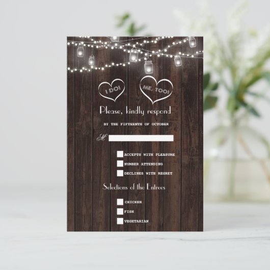 Chic String Lights Mason Jar Old Barn Wedding RSVP Karte (Stehend Vorderseite)