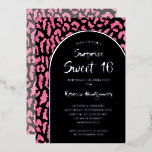 Chic Sweet 16 Leopard Print Birthday Gold Folieneinladung<br><div class="desc">Feiern Sie 16 . Geburtstag Geburtstag Meilenstein mit stilvollen Einladungen mit Ihren Party-Details in echter Silberfolie auf schwarz auf einem schicken rosa und schwarzen Leopardenhintergrund. Diese Einladung wird professionell auf hochwertigem Papier gedruckt. PASSENDE Artikel in unserer Sammlung.</div>