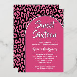 Chic Sweet 16 Leopard Print Birthday Silver Folieneinladung<br><div class="desc">Feiern Sie 16 . Geburtstag Geburtstagsklima mit stilvollen Einladungen mit Ihren Party-Details in weißer Schrift und 16 . Geburtstag in echter Silberfolie auf heiß rosa auf einem schicken rosa und schwarzen Leopardenhintergrund. Diese Einladung wird professionell auf hochwertigem Papier gedruckt. PASSENDE Artikel in unserer Sammlung.</div>