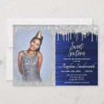 Chic Sweet 16 Silver Blue Glitzer Glitzern Einladung<br><div class="desc">Dieses schicke blaue Hintergrund mit silberfarbenem Glitzer-Tropfen-Thema ist die 16. Einladung für junge Damen, die bereit sind, sich ins Rampenlicht zu setzen und ihren Geburtstag mit Familie und Freunden zu feiern. Diese Einladung hat einen metallisch blauen Hintergrund mit hübschen silbernen Glitzer funkelnden Tropfen als Hintergrund. Passen Sie das Foto, den...</div>