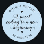 Chic Sweet Ending New Beging Wedding Dusty Blue Runder Aufkleber<br><div class="desc">Ein klassischer Black Danke You Wedding Sticker mit "A sweet end to a new begin" in einer rustikalen modernen eleganten Schriftart Kalligraphie. Sie können es einfach mit Ihren Namen und Hochzeitsdatum personalisiert.</div>