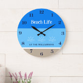 Chic Tan Blue Stripes Familienname Beach House Große Wanduhr