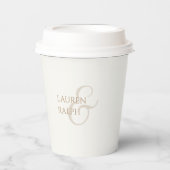 Chic Taupe & Ivory Couple Monogram Pappbecher (Vorderseite)