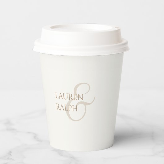 Chic Taupe & Ivory Couple Monogram Pappbecher (Vorderseite)