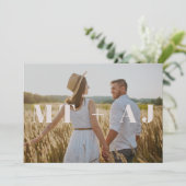 Chic Taupe Monogram Overlay Foto Save the Date (Stehend Vorderseite)