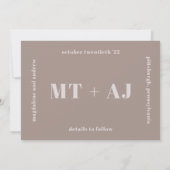 Chic Taupe Monogram Overlay Foto Save the Date (Rückseite)