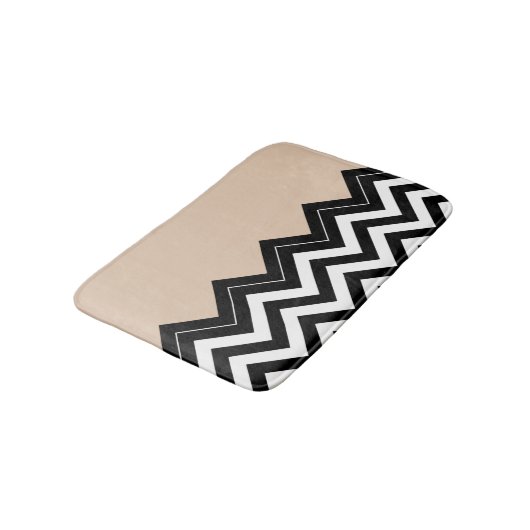 Chic Taupe White Black Zigzag Streifen Muster Badematte (Schrägansicht)