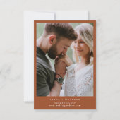 Chic Terracotta botanisches Wappen Monogramm Hochz Save The Date (Rückseite)