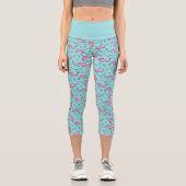 Chic Tropical Pink Flamingo auf Aqua Blue Pattern Capri Leggings (Vorderseite)