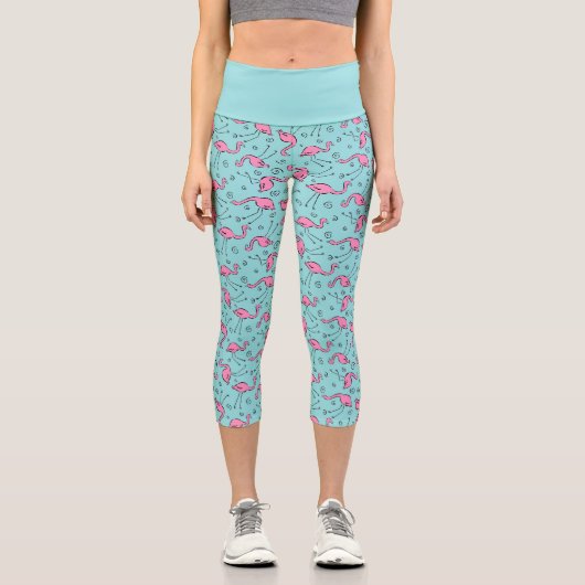 Chic Tropical Pink Flamingo auf Aqua Blue Pattern Capri Leggings (Vorderseite)