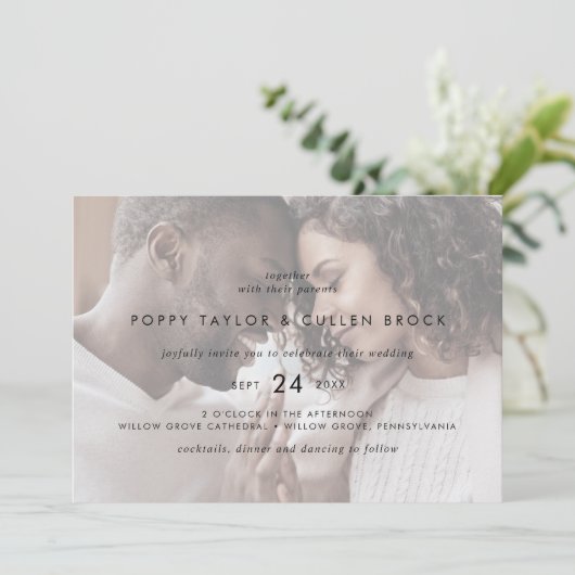 Chic Typografie | Horizontale Foto-Hochzeit Einladung (Stehend Vorderseite)