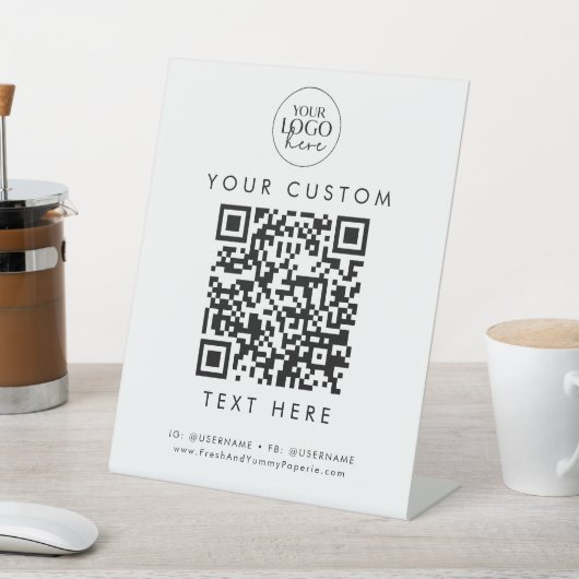 Chic Typografy Business Logo Custom QR Code Sockelschild (In SItu)