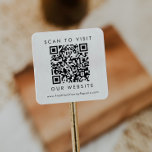 Chic Typografy Business Wedding Website QR Code Quadratischer Aufkleber<br><div class="desc">Dieses schicke Typografie-Geschäft oder Hochzeitswebsite qr-Code-Aufkleber ist perfekt für einen kleinen Geschäftsinhaber oder für eine Hochzeit. Das einfache Design zeichnet sich durch klassisch minimalistische schwarz-weiße Typografie mit einem rustikalen Bohustempfinden aus. Anpassbar in jeder Farbe. Personalisieren Sie Ihre Website.</div>